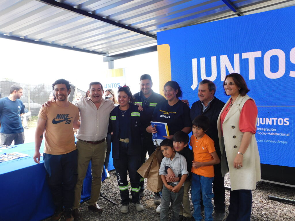 Cecilia Eguiluz y Ministro Raúl Lozano entregando llaves a beneficiarios