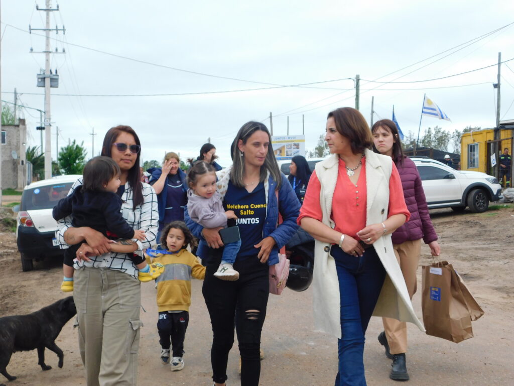 Cecilia Eguiluz conversando con dos de las beneficiadas con este plan.